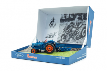 Universal Hobbies 6377 Fordson Super Dexta with Ransomes TS 54A Limited Edition