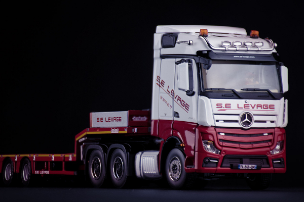 IMC Models 32-0117 SE LEVAGE MERCEDES-BENZ ACTROS WITH NOOTEBOOM MCOS SEMI LOW LOADER 4 AXLE